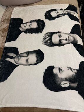 One Direction Super Soft 38” X 56” Black & White Plush Blanket